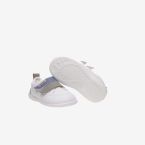 Deportivos respetusos primeros pasos con velcro y puntera reforzada en blanco con tiras en azul y verde.