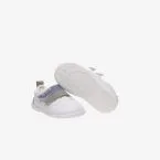 Deportivos respetusos primeros pasos con velcro y puntera reforzada en blanco con tiras en azul y verde.