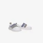 Deportivos respetusos primeros pasos con velcro y puntera reforzada en blanco con tiras en azul y verde.