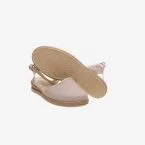 Sandalia esparteña de lona beige con hebilla para niña.