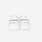 Deportivo respetuoso de Piruflex en color blanco con toques en rosa y turquesa.
