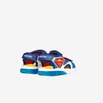 Sandalias con luz de niño con diseño de Superman de la maca Geox