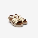 Sandalias doradas de Lola Canales para las mas jovencitas.
