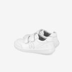 Deportivo colegial barefoot blanco Biomecanics con puntera reforzada y doble velcro.
