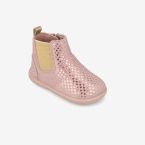 Bota media caña barefoot de Garvain con estrellas metalizadas.