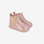 Bota media caña barefoot de Garvain con estrellas metalizadas.