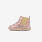 Bota media caña barefoot de Garvain con estrellas metalizadas.
