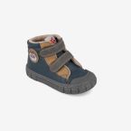 Botin superflexible de Garvalin con doble velcro y puntera reforzada.