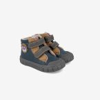 Botin superflexible de Garvalin con doble velcro y puntera reforzada.
