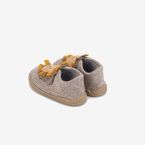 Zapatilla de casa niño leoncito tono turron y respetuosa