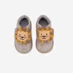Zapatilla de casa niño leoncito tono turron y respetuosa