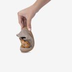 Zapatilla de casa niño leoncito tono turron y respetuosa