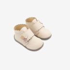 Botin respetuoso clasico de Titanitos en color beige para niña