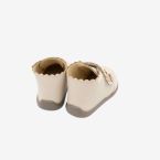 Botin respetuoso clasico de Titanitos en color beige para niña