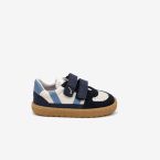 Zapatilla deportiva respetuosa de urbana de Blanditos en blanca y azul.