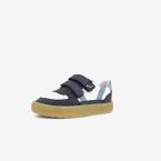Zapatilla deportiva respetuosa de urbana de Blanditos en blanca y azul.