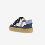 Zapatilla deportiva respetuosa de urbana de Blanditos en blanca y azul.