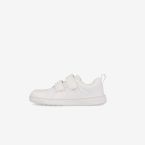 Zapatilla deportiva ligera respetuosa de Blanditos en blanco colegial.