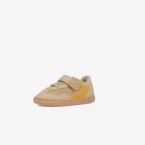 Zapatilla deportiva respetuosa de Blanditos en color camel muy ligera.