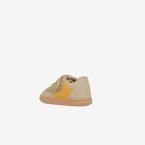 Zapatilla deportiva respetuosa de Blanditos en color camel muy ligera.