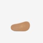 Zapatilla deportiva respetuosa de Blanditos en color camel muy ligera.