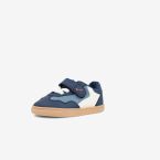 Zapatilla deportiva respetuosa de Blanditos en azul y blanca con toques celestes.