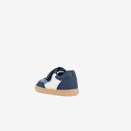 Zapatilla deportiva respetuosa de Blanditos en azul y blanca con toques celestes.