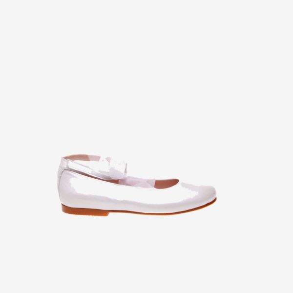 Merceditas de niña de piel nacarado en blanco con velcro.