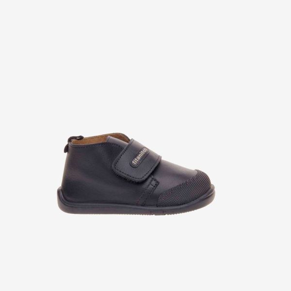 Bota respetuosa de niño con velcro y puntera reforzada de Titanitos.