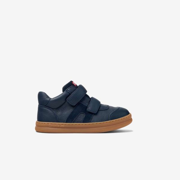 Bota Camper niño marino con dos velcros y puntera reforzada.
