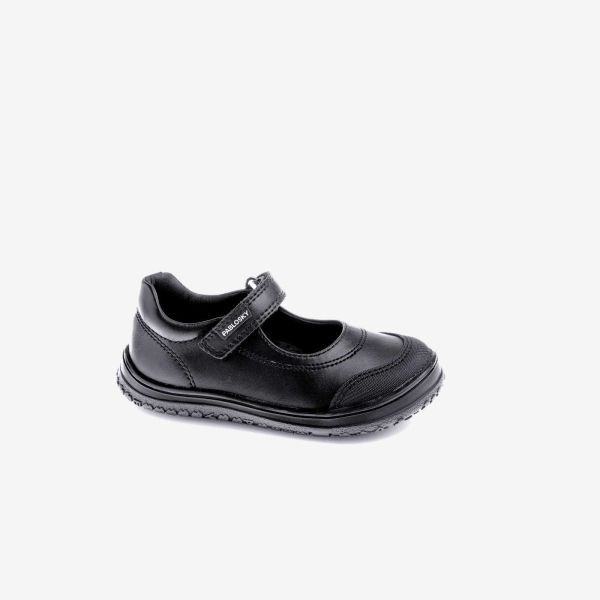 If you are looking for a girls’ school shoe that truly withstands the hustle and bustle of daily school life, this Pablosky model may be just what you need. It is made from leather, which is not only more durable and breathable than synthetic materials, b