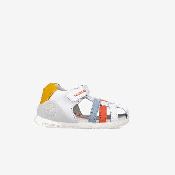 Sandalia blanco con un toque azul y rojo con velcro de la marca Biomecanics