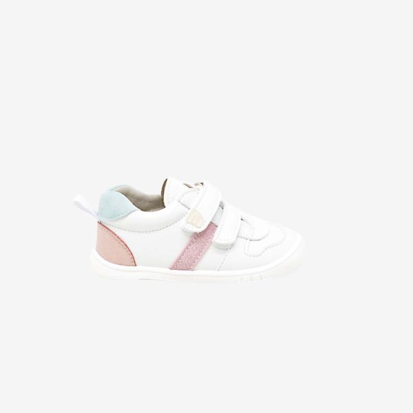 Deportivo respetuoso de Piruflex en color blanco con toques en rosa y turquesa.