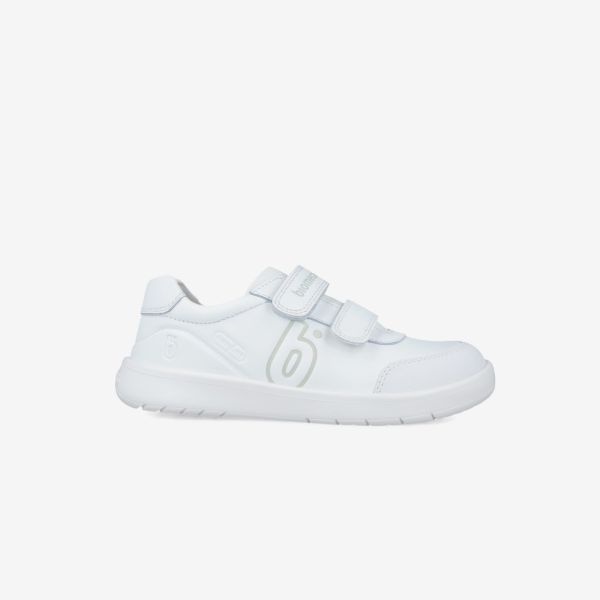 Deportivo colegial barefoot blanco Biomecanics con puntera reforzada y doble velcro.