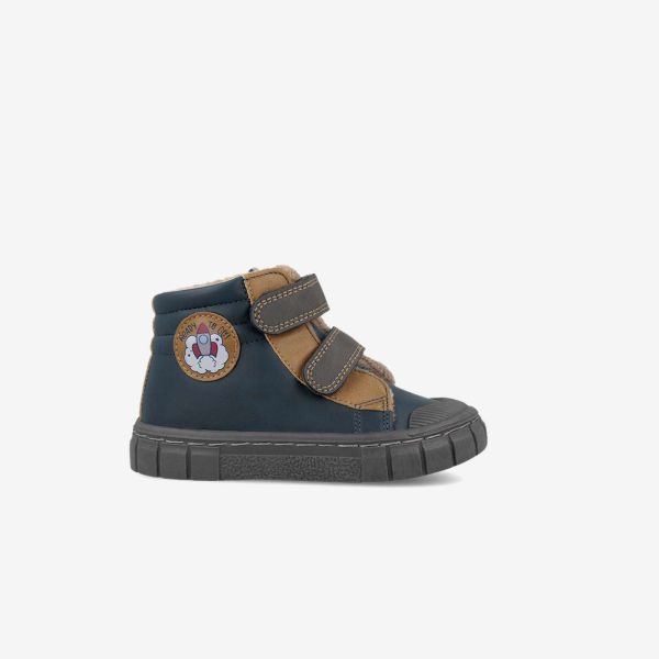 Botin superflexible de Garvalin con doble velcro y puntera reforzada.