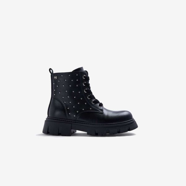 Bota negra niña con tachuelas de Gioseppo.