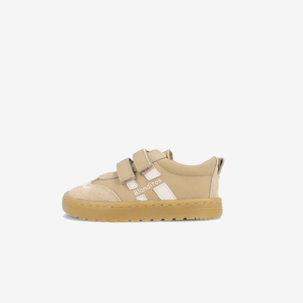 Zapatilla deportiva respetuosa de Blanditos tono camel ideal vestir.