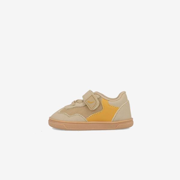 Zapatilla deportiva respetuosa de Blanditos en color camel muy ligera.