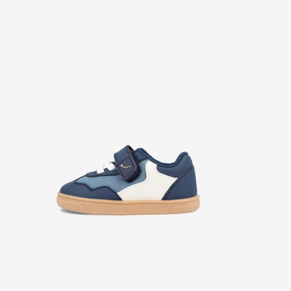 Zapatilla deportiva respetuosa de Blanditos en azul y blanca con toques celestes.