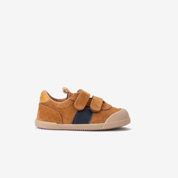 Deportiva respetuosa Igor serraje camel con velcro.