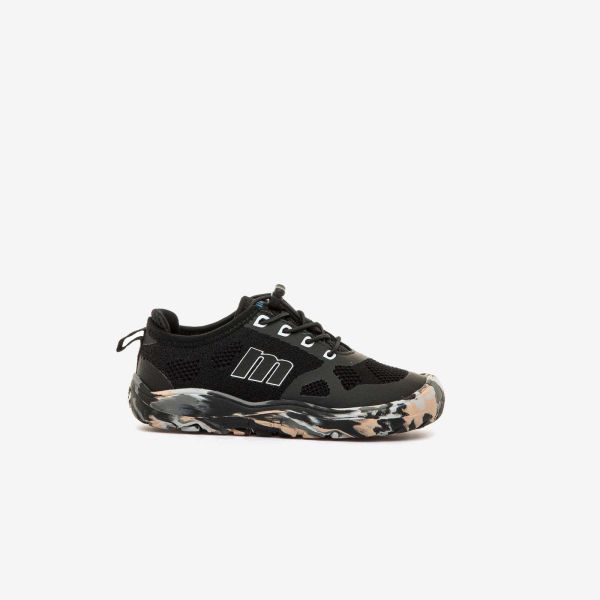 Deportivas Mustang niño ultraligeras y superflex en negro con suela de camuflaje.