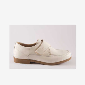 Zapato de piel para niños, un modelo perfecto para ceremonias y/o comuniones. Está fabricado completamente en piel, su cierre es con velcro. Su aspecto clásico lo hace perfecto también como zapato de colegio. Suela antideslizante.