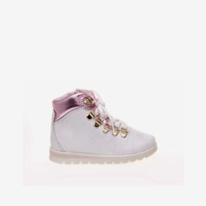 Botas militar para niña de la firma Pablosky. Un modelo de última moda, que incorpora un acabado en charol metalizado. Suela dentada para evitar deslizamientos. Se ajustan al pie mediante cordones en el empeine, pero dispone de una cremallera en el lateral interior para facilitar su puesta.