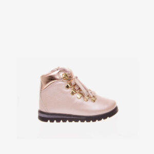 Botas militar para niña de la firma Pablosky. Un modelo de última moda, que incorpora un acabado en charol metalizado. Suela dentada para evitar deslizamientos. Se ajustan al pie mediante cordones en el empeine, pero dispone de una cremallera en el lateral interior para facilitar su puesta.