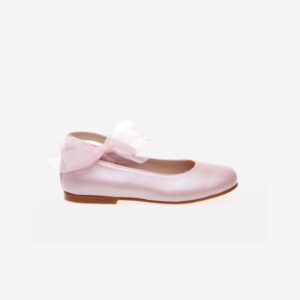 Merceditas para niña fabricados en suave piel efecto anacarado. Ideales para vestir: pueden ser el complemento perfecto para un look de Comunión. El interior de piel totalmente confortable para evitar posibles rozaduras. Se ajustan al pie mediante una fina tira de velcro, ajustable al tobillo y que refuerza el ajuste a la perfección. Decorada con un bonito lazo de tul. La suela es de goma antideslizante.