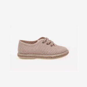 Lonas para niño. Este modelo es totalmente apto para combinar con prendas estilo casual. zapato básico, perforado y fabricado en serraje, de suave composición interior. Se cierra con cordón que se ajusta perfectamente al pie de los pequeños, suela antideslizante y detalle trenzado tipo esparto.