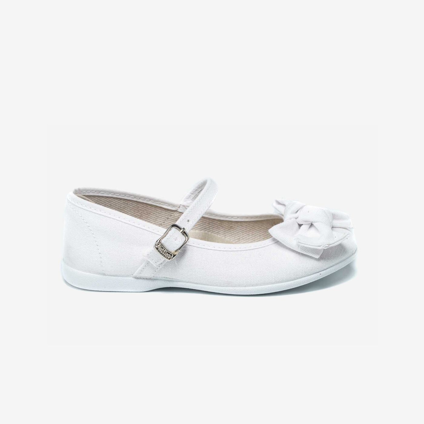 Zapato blanco tipo Mercedes con hebilla