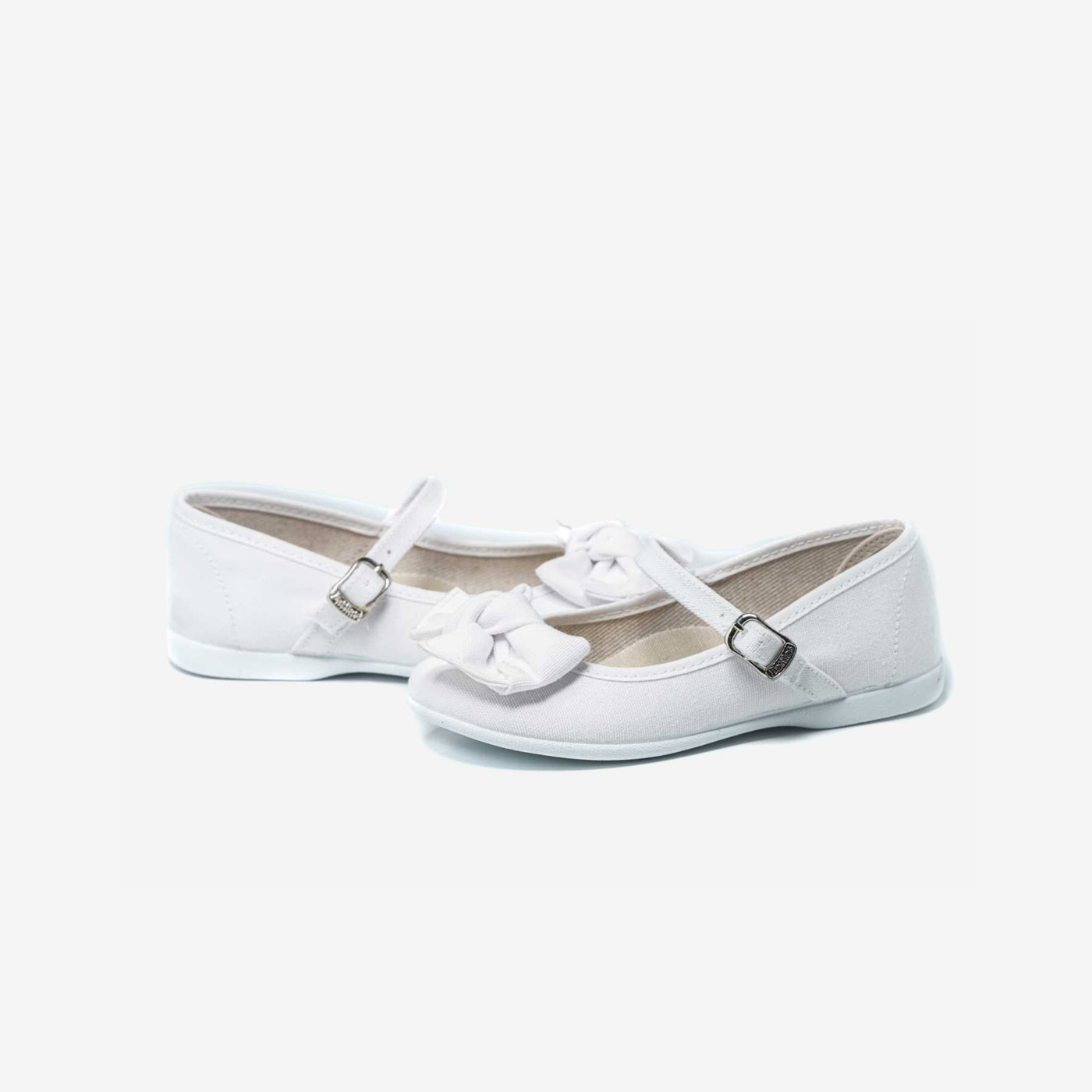 Zapato blanco tipo Mercedes con hebilla