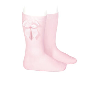 Calcetines rosa bebé de Condor con lazo lateral. Suaves, cómodos y perfectos para combinar con vestidos delicados. No aprietan ni se bajan.
