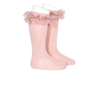 Calcetines altos de niña en rosa empolvado con volante de tul. Un toque delicado y cómodo para completar cualquier conjunto especial.